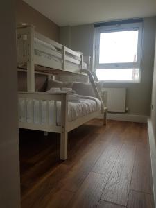 een slaapkamer met een stapelbed en een raam bij Beautiful 3-bedroom flat with stunning views in Londen