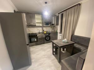 Dapur atau dapur kecil di 2 Cosy Apartment in townhouse near Airport EVN