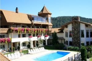 Bazén v ubytování Enzian Inn nebo v jeho okolí