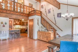 uma grande cozinha com pisos em madeira e uma escadaria em Valley of The Pines Chalet em Red River