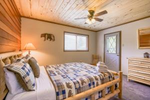 um quarto com uma cama e uma ventoinha de tecto em Valley of The Pines Chalet em Red River