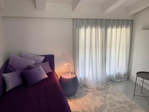 una camera da letto con un letto con una lampada sopra di Villa Il Bacio del Sole a Verona