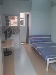 um quarto com uma cama, uma mesa e uma secretária em 4C’s Room Rental, Apartments, Hotel and Transient em Calapan