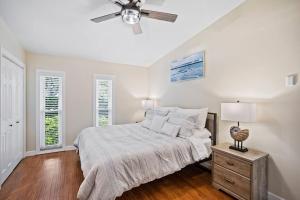 Un dormitorio con una cama y un ventilador de techo. en Spacious & Sunny Family Gem - Heated Pool, Firepit and Game Room, en Largo 48 fotos más