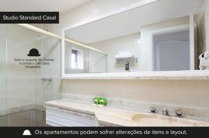 聖保羅的住宿－NewCiti Itaim by Charlie，一间带水槽和大镜子的浴室