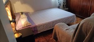 ein kleines Schlafzimmer mit einem Bett in einem Zimmer in der Unterkunft La Doñita2 in Madrid