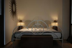 The Suite Escape Suite Wood في Sint-Lievens-Houtem: غرفة نوم بسرير ابيض ومصباحين