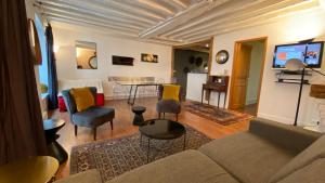 uma sala de estar com um sofá e uma mesa em Paris Coeur Saint Germain Standing em Paris