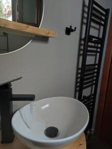 y baño con lavabo blanco y espejo. en atoll 'Paris-Alexandre', en Gythio