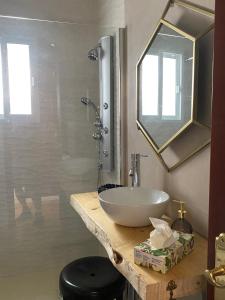 ein Badezimmer mit einem Waschbecken und einem Spiegel in der Unterkunft Luz Los Romeros in Los Romeros