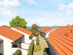 szereg domów z pomarańczowymi dachami w obiekcie 4 person holiday home in r sk bing w mieście Ærøskøbing
