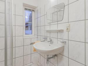 bagno bianco con lavandino e specchio di Glonersbühelhof Top 2 a Westendorf