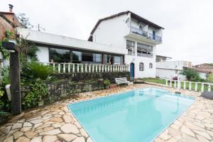 ein Swimmingpool vor einem Haus in der Unterkunft Pousada Travessias in Tiradentes