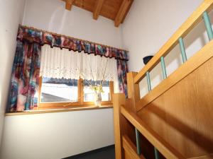 Zimmer mit einem Fenster mit einer Vase auf einem Fensterbrett in der Unterkunft Haus Daheim I in Winkle
