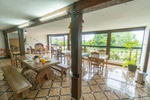 ein Esszimmer mit Tischen und Stühlen und Fenstern in der Unterkunft Pousada Travessias in Tiradentes