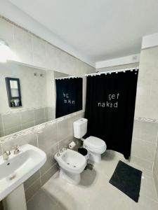 een badkamer met een wit toilet en een wastafel bij TREJO Nueva Córdoba - A metros del Hospital Allende y Oulton in Cordoba