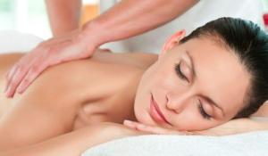 una mujer recibiendo un masaje en un spa en Enchanted Escape en Picton