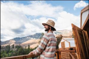 een man met een hoed op een hek bij SoCal Camping in Kernville