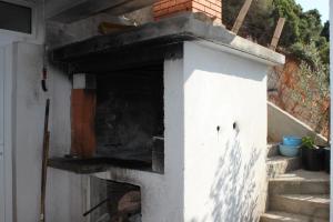un horno al aire libre con escaleras en una casa en Apartments by the sea Ubli, Lastovo - 8354, en Ubli