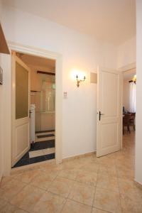 une pièce vide avec une porte et une cuisine dans l'établissement Apartments by the sea Komiza, Vis - 8533, à Komiža