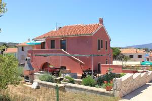 ein Haus mit Garten davor in der Unterkunft Apartments by the sea Ilovik, Losinj - 8069 in Ilovik