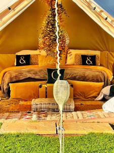 een net in het gras met twee bedden in een tent bij CAYORETREAT LUXURY BELL TENT in Clodock