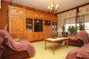 een woonkamer met houten kasten en een salontafel bij Apartments with a parking space Ugljan - 8404 in Ugljan