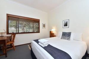 Een bed of bedden in een kamer bij Summerfield Cottage Hunter Valley