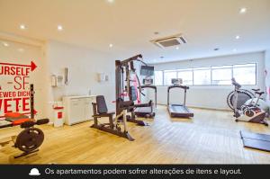 un gimnasio con varios equipos de ejercicio en una habitación en NewCiti Itaim by Charlie en São Paulo