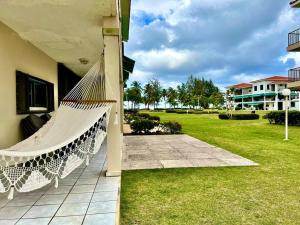 eine Hängematte an der Seite eines Hauses mit einem Hof in der Unterkunft Entire Beach Apartment with view to El Yunque National Rain Forest in Rio Grande