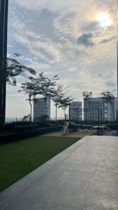 um parque com parque infantil e algumas árvores e edifícios em Hill10 Residence, I-City (above DoubleTree Hotel) em Shah Alam