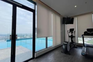 um quarto grande com uma grande janela com uma piscina em Hill10 Residence, I-City (above DoubleTree Hotel) em Shah Alam