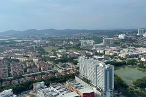 uma vista aérea de uma cidade com um grande edifício em Hill10 Residence, I-City (above DoubleTree Hotel) em Shah Alam