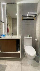 uma casa de banho com um WC, um lavatório e um espelho. em Hill10 Residence, I-City (above DoubleTree Hotel) em Shah Alam