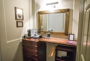 łazienka z drewnianą komodą i lustrem w obiekcie 38 St Giles w mieście Norwich