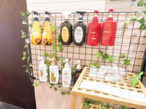 un portant rempli de nombreuses bouteilles sur un mur dans l'établissement Tabist Hotel Florida Ikebukuro, à Tokyo