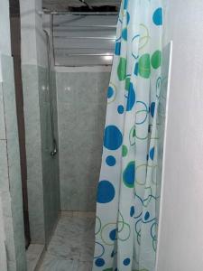 cortina de ducha en el baño con puerta de cristal en Hermoso apartamento independiente para pareja, en Villavicencio