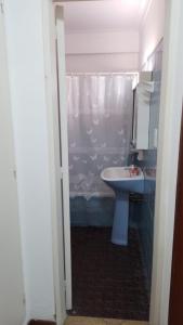 La salle de bains est pourvue d'un lavabo et d'une douche. dans l'établissement DPTO VICTORIA IV, à Mar del Plata