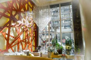 Konke Buenos Aires Hotel في بوينس آيرس: لوبي مع نافذة كبيرة وثريا