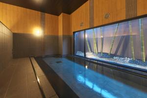 a swimming pool with a large aquarium in a room at Hotel Route Inn Mitsuke -Nakanoshima Mitsuke Inter- in Mitsuke