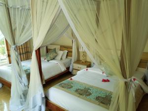 een slaapkamer met 2 bedden en gordijnen bij Royal Cliff Zanzibar in Zanzibar City