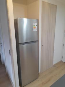 - un réfrigérateur en acier inoxydable installé dans la pièce dans l'établissement Departamento en Viña del Mar, à Viña del Mar