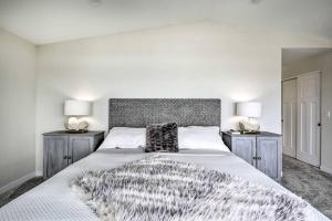 1 dormitorio con 1 cama grande y 2 mesitas de noche en Modern Oregon Retreat w/ Deck, Hot Tub, Ocean View, en Depoe Bay