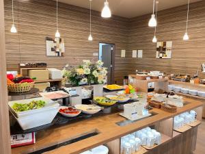 una línea de buffet con muchos tipos diferentes de comida en Hotel Route Inn Mitsuke -Nakanoshima Mitsuke Inter- en Mitsuke