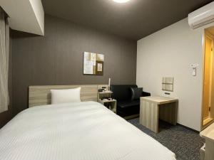 Säng eller sängar i ett rum på Hotel Route Inn Mitsuke -Nakanoshima Mitsuke Inter-