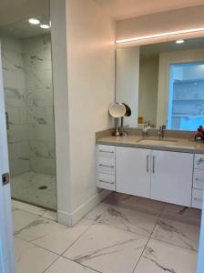 Φωτογραφία από το άλμπουμ του Luxury Designer Suite with Rooftop Pool, Gym στο Σαν Ντιέγκο
