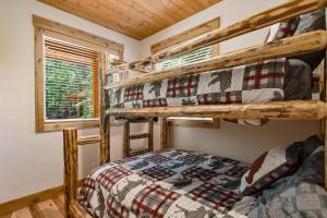 - une chambre avec 2 lits superposés dans une cabine dans l'établissement Moonshadow Road, à Sagle