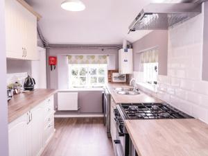 Kuchyň nebo kuchyňský kout v ubytování Battel Hall Cottage