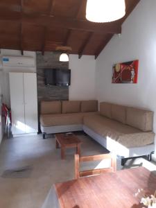 a living room with a couch and a table at Cabañas Antares in Mar de las Pampas