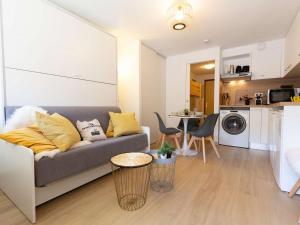 Kuchyňa alebo kuchynka v ubytovaní Studio cosy pour 4 personnes, proche centre et téléphérique, navette gratuite, balcon, casier à skis - FR-1-296-438